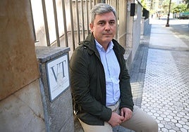 Asier Pereda, presidente de Aparture, posa junto a una placa de Vivienda Turística en Donostia.