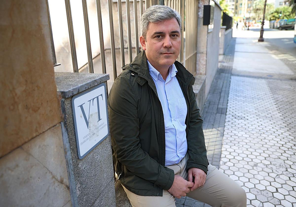 Asier Pereda, presidente de Aparture, posa junto a una placa de Vivienda Turística en Donostia.