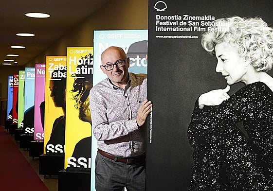 José Luis Rebordinos, con los carteles de esta edición en el Kursaal donostiarra.