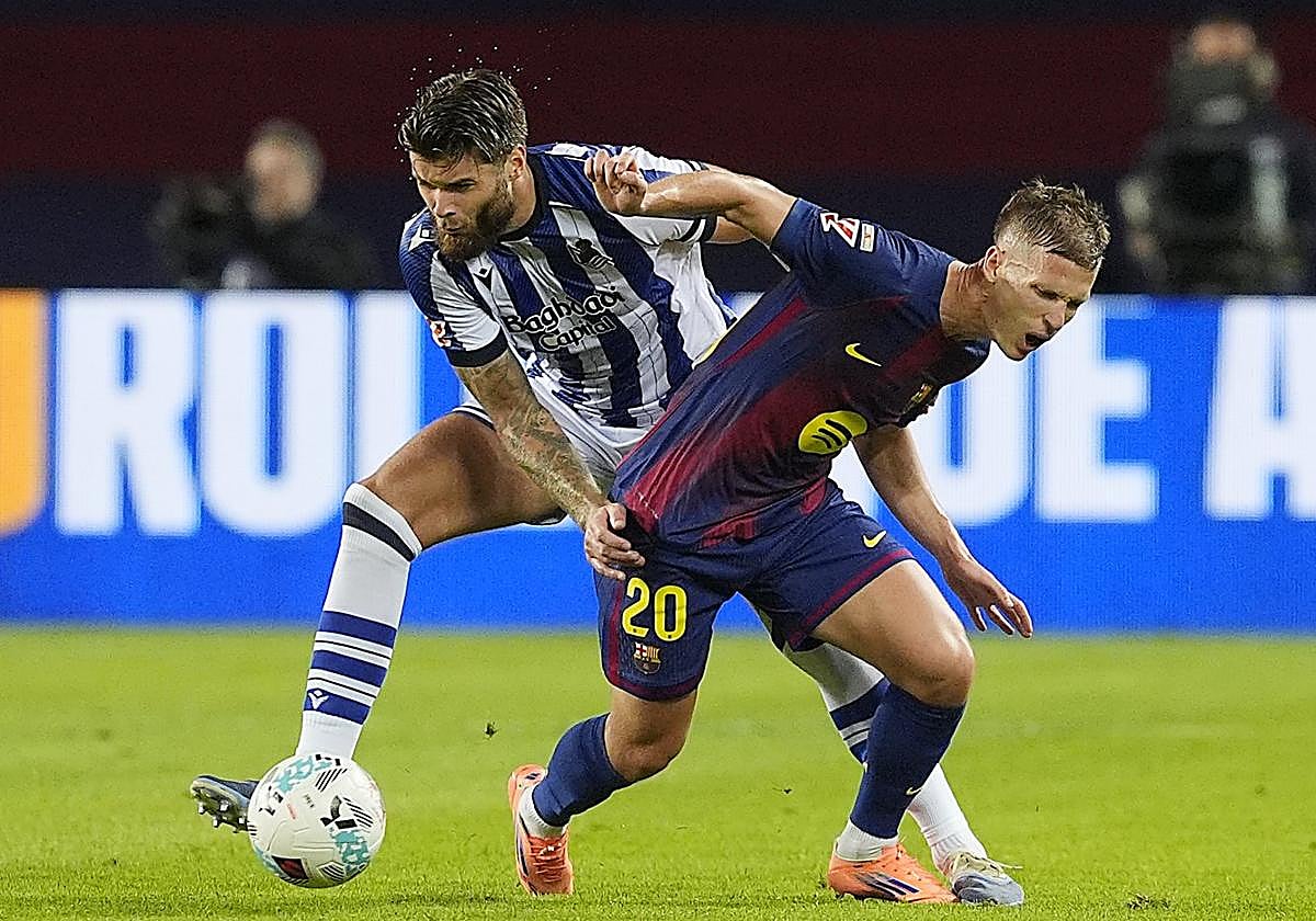 Caleta-Car comete falta a Dani Olmo durante el choque ante el Barcelona.