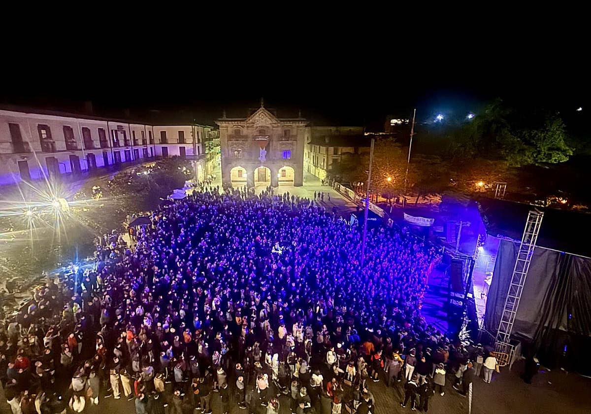 El pop elegante y electrónicode Bulego llenó la plaza con pegadizas y exitosascanciones.