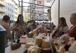 Lazkaoko azokan gazta saltzen