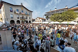 Aspecto que presentaba este domingo al mediodía Foru plaza, con un ambiente realmente excepcional durante la fiesta del Sagar Uzta.