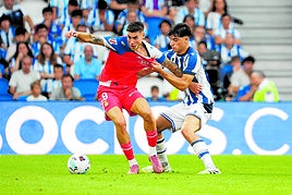 Jon Martín pelea con Roberto en el encuentro ante el Espanyol