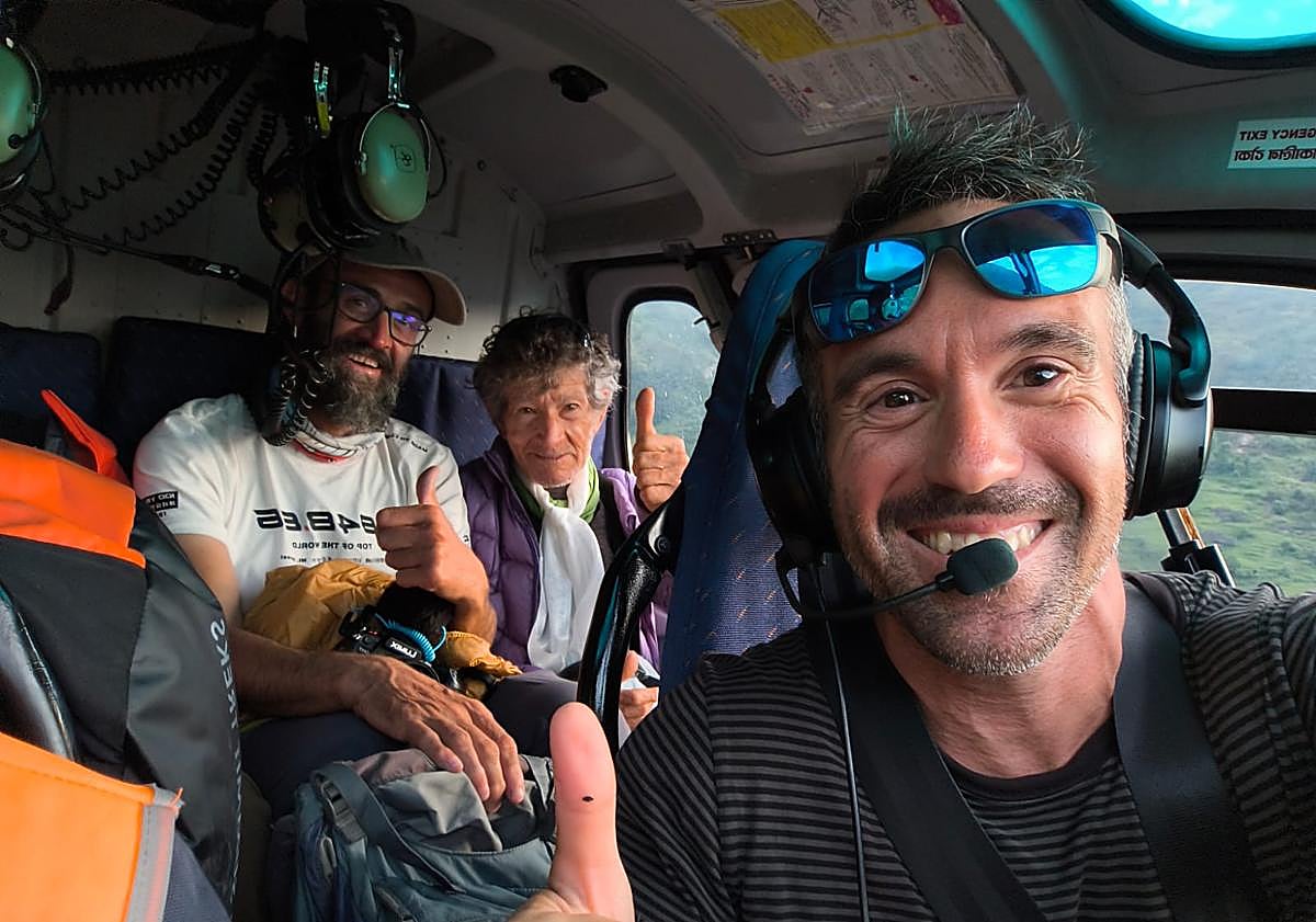 Imagen principal - Carlos Soria helikopteroan basera iritsi ondoren.