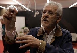 Jose Ramon Soroiz firma en las dependencias del Festival en el Kursaal