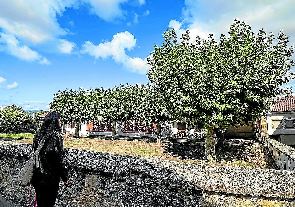 Una mujer observa el udaleku de Bernedo, en Álava.