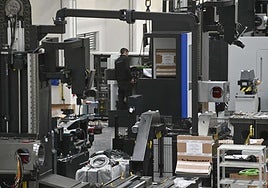 Un operario de una empresa de fabricación avanzada guipuzcoana.