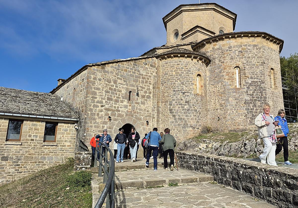 Santutegira goizean zehar meza entzutera hurbildu dira elizkoiak.