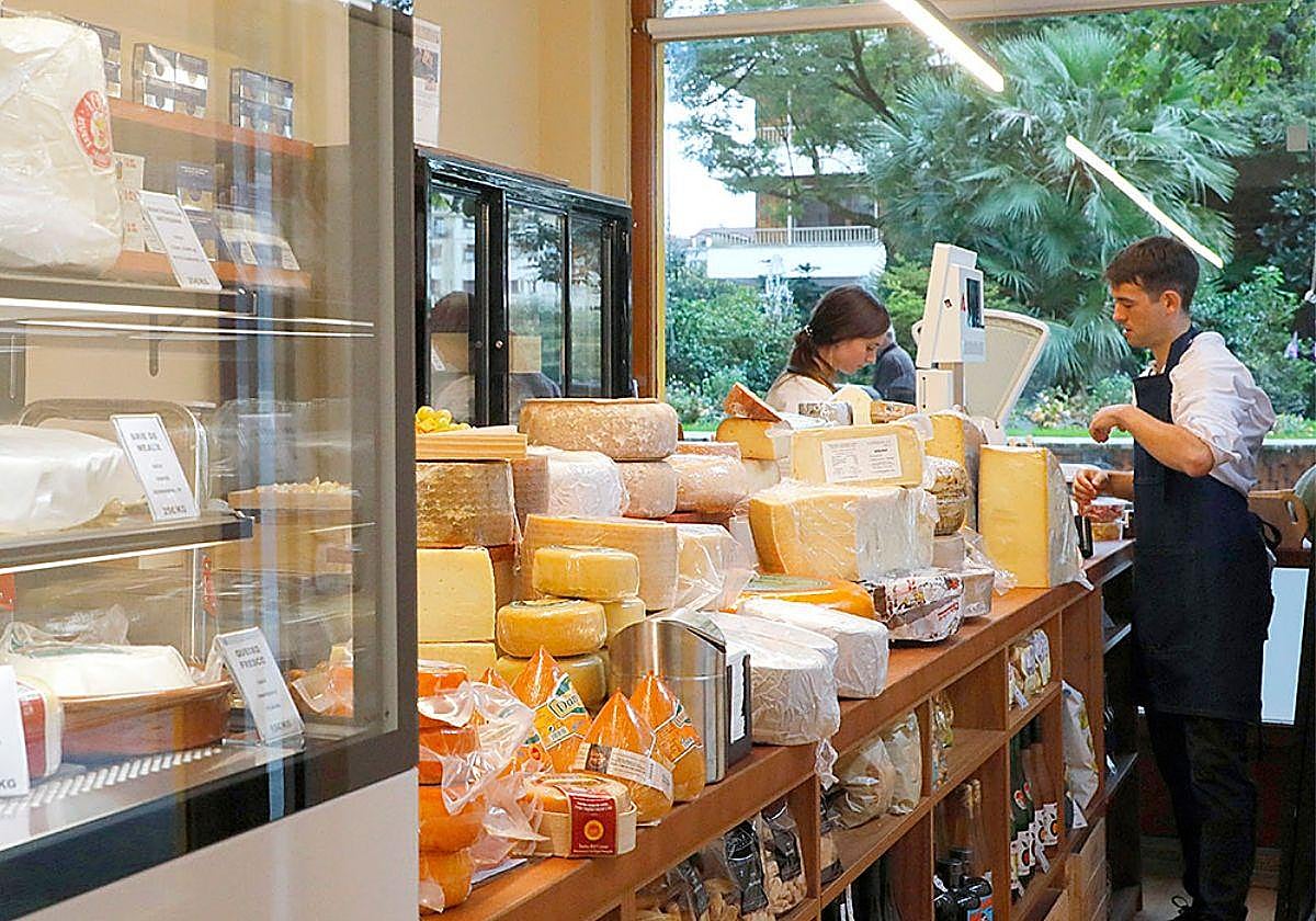 Néstor Gómez y Patricia Ardanuy en la quesería La Visionaria, abierta desde este lunes en la Plaza Alcalde Aguirretxe en Irun.