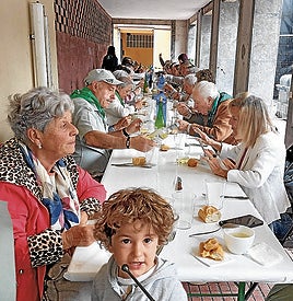 Salda beroa eta txorizo eta haragi pintxoak dastatu zituzten.