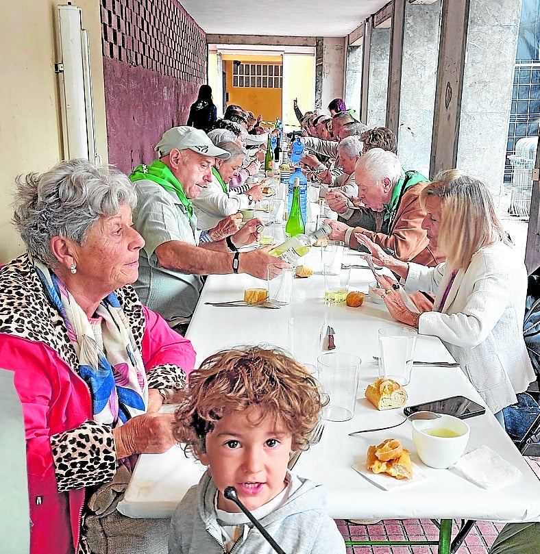 Salda beroa eta txorizo eta haragi pintxoak dastatu zituzten.