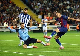 Remiro se hace grande para evitar el gol de Lewandowski