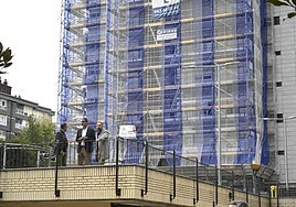 De los Toyos, Goia e Itxaso, en la visita realizada este lunes a Altza.