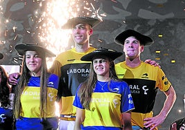 Maia Goikoetxea, Imanol López, Elaia Gogenola y Xabier Barandika, con las txapelas de campeones.