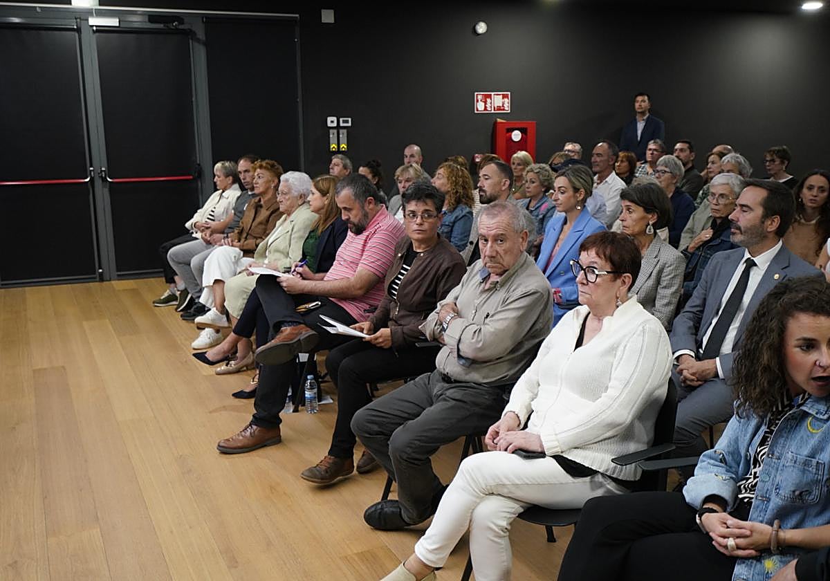Familiares de las víctimas del Hotel Monbar junto a la consejera San José y el director de Gogora, Alberto Alonso, este lunes en el centro cultural Ernest Lluch.