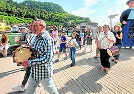 Los músicos del pueblo pusieron banda sonora al desfile de gigantes y cabezudos.