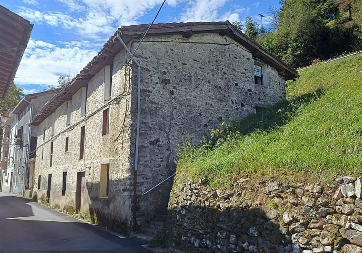 Eraitsiko duten etxebizitza hutsik zegoen.