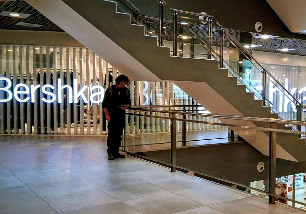 Bershka ha comunicado ya a la plantilla de su tienda del Centro Comercial Mendibil el cierre del establecimiento para el día 15 de octubre.