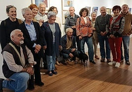 Una representación de socios y socias de Arrate Kultur Elkartea que exponen en el Topaleku.