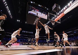 Estreno en Dubai. Los jugadores del DubaiBasketball cierran el rebote en el partido de su debut en la Euroliga, ayer ante el Partizan en Emiratos.