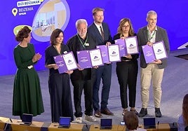 Xabier Rezabal (primero por la derecha) recibió el premio junto al resto de ganadores, en nombre de la delegación de Beizama.