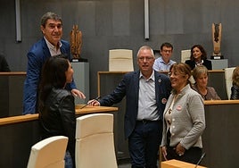 Alberto Albístegui, con Azahara Domínguez, José Ignacio Asensio y Goizane Alvarez, en el pleno de este martes en las Juntas Generales de Gipuzkoa.