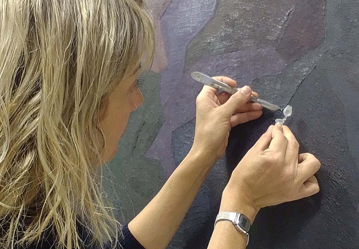 Erika Tarilonte, trabajando en el proceso de restauración.