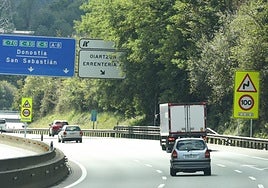 Inicio del tramo de 1,7 kilómetros en la AP-8 en Oiartzun, sentido Bilbao, que ha sido regulado a 100km/h.