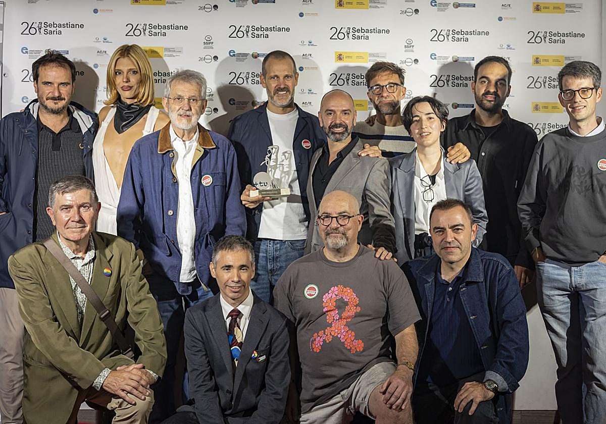 Jose Ramon Soroiz, Jose Mari Goenaga y Aitor Arregi reibieron ayer el Premio Sebastiane por 'Maspalomas', decidido por un jurado con Samantha Hudson.