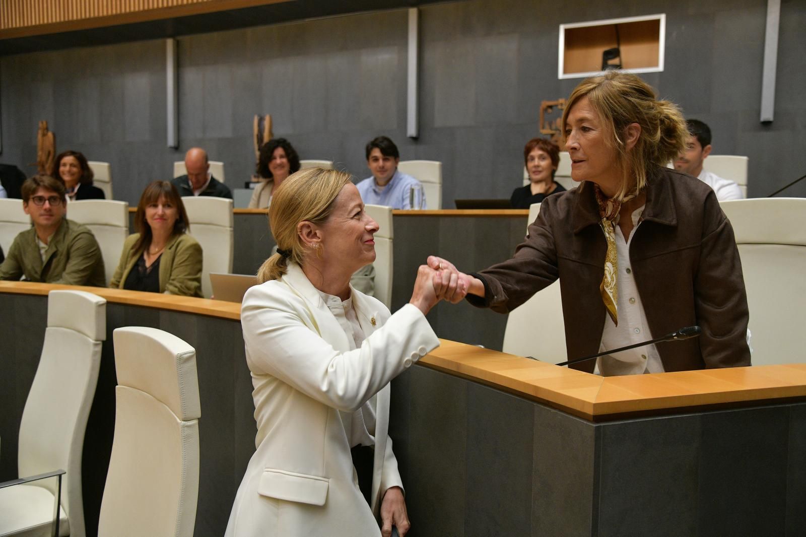 La portavoz jeltzale, Euge Arrizabalaga, saluda a la diputada general, Eider Mendoza, durante el pleno.