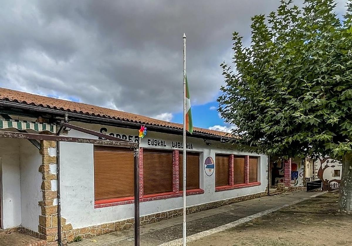 Edificio de las 'antiguas escuelas' de Bernedo (Álava), donde se desarrollan las colonias, propiedad de la Junta Administrativa, el concejo del pueblo