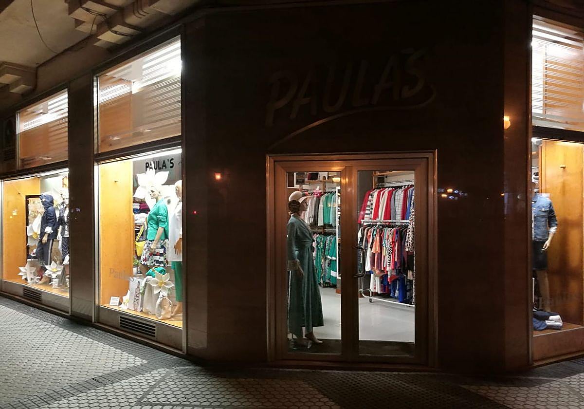 Escaparates de la tienda de ropa femenina Paula's, ubicada en el barrio de Gros de San Sebastián.