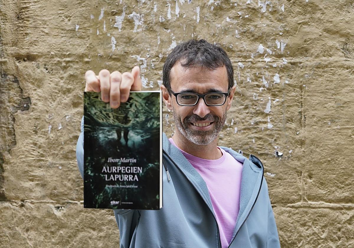 Ibon Martín, 'Aurpegien lapurra' liburuaren aurkezpenaren aurretik.