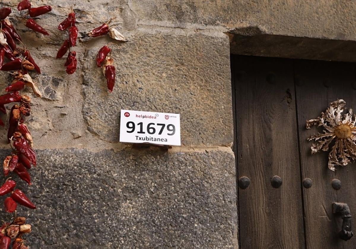 Identificador Helpbidea colocado en un caserío.