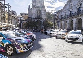 Los coches de los participantes, en Kalegoen plaza.