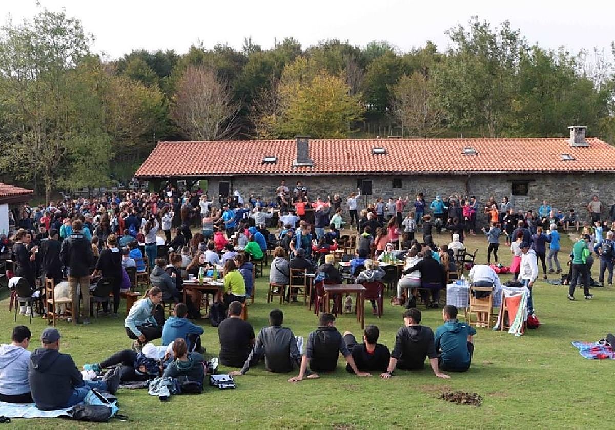Jendetzarekin eta giro ezin hobearekin agurtu dituzte iraileko erromeriak Zelatunen