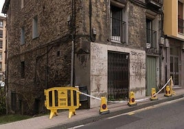 Los trabajos de la calle Arragüeta comenzarán con el derribo del número 16 y después seguirá con la calle.