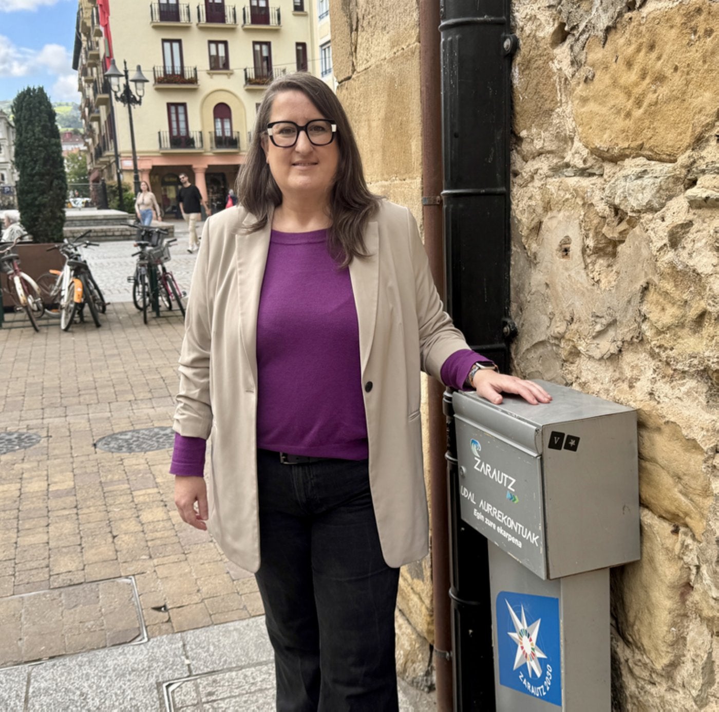 La concejala de Participación, Garbiñe Oiarbide muestra un buzón.