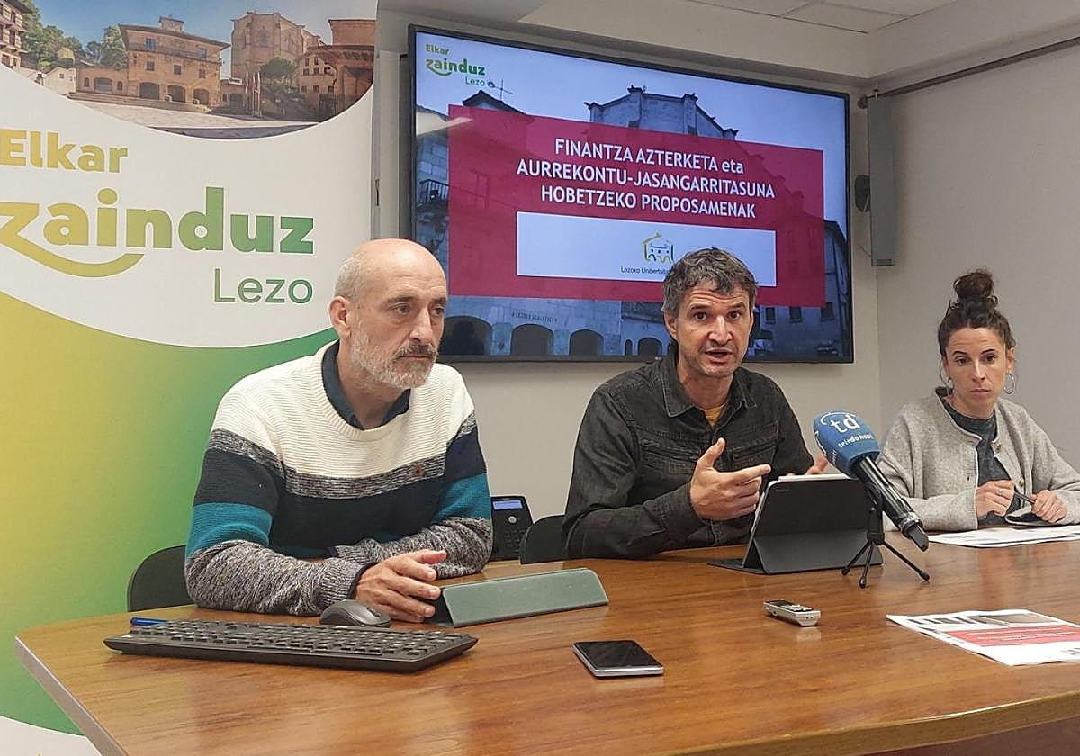 Iker Salaberria, Mikel Arruti y Eneritz Arruti durante la rueda de prensa celebrada ayer.