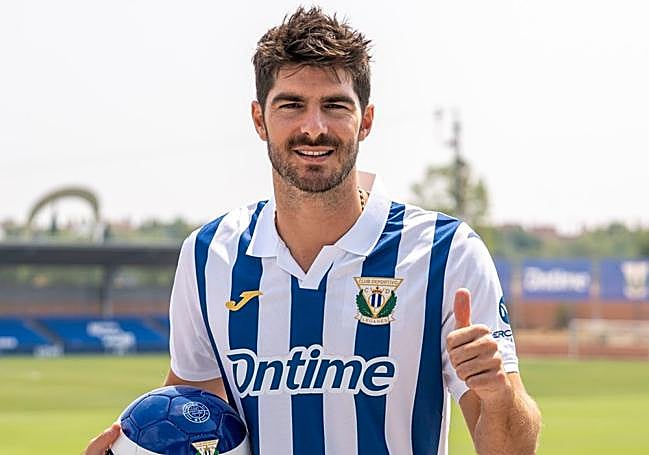 Gonzalo Melero posa con la camiseta blanquiazul del Leganés confeccionada por Joma.