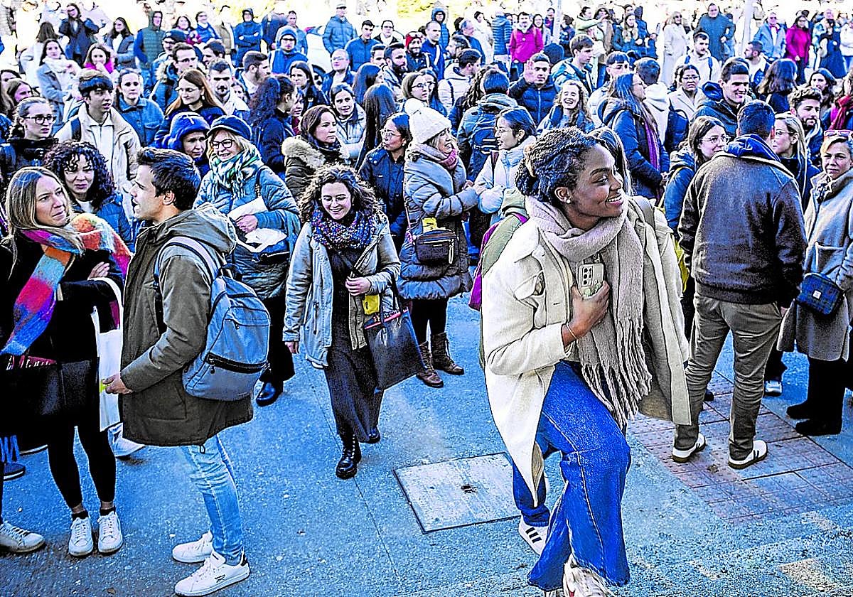 Varios aspirantes, antes de comenzar el examen MIR.