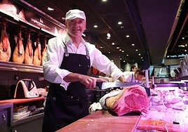Mikel Urrestarazu posa con una de las piezas a la venta en su carnicería Casa Nicasio del mercado de San Martín.