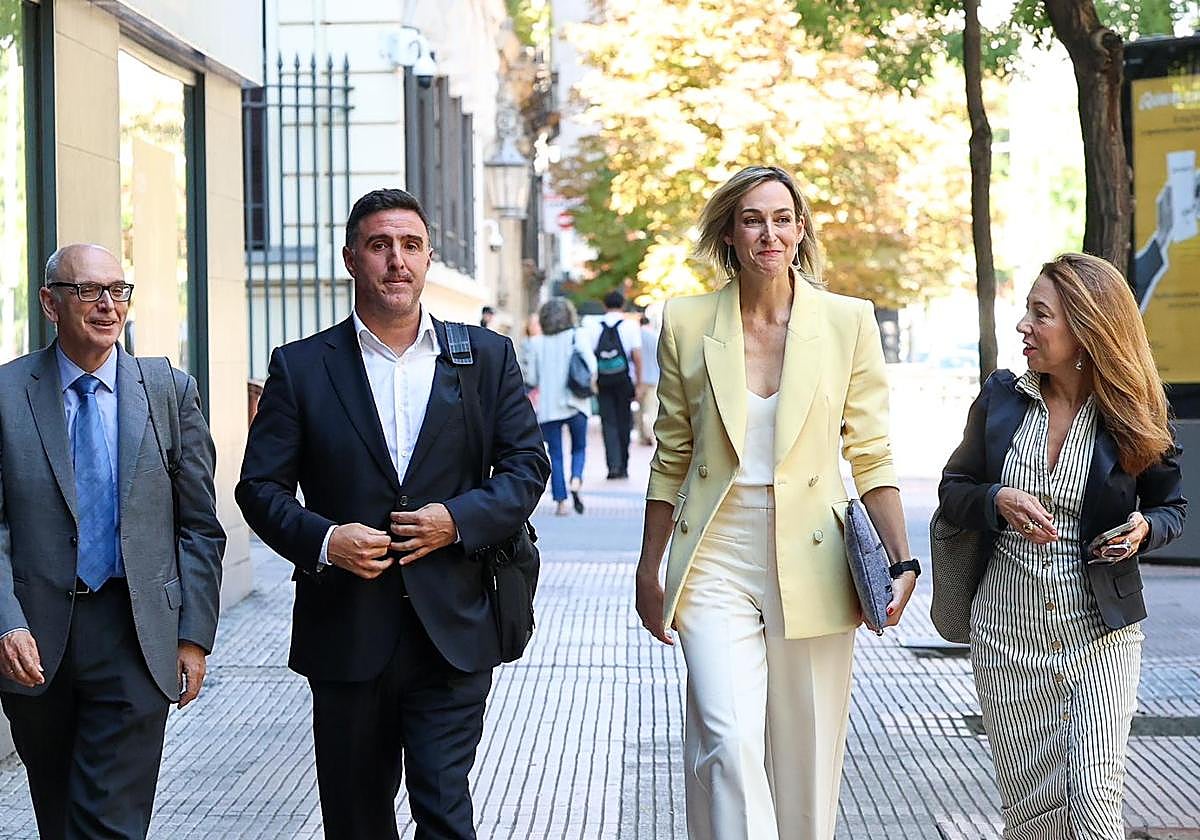 La consejera de Autogobierno, Maria Ubarretxena, junto a su equipo, ayer en Madrid.