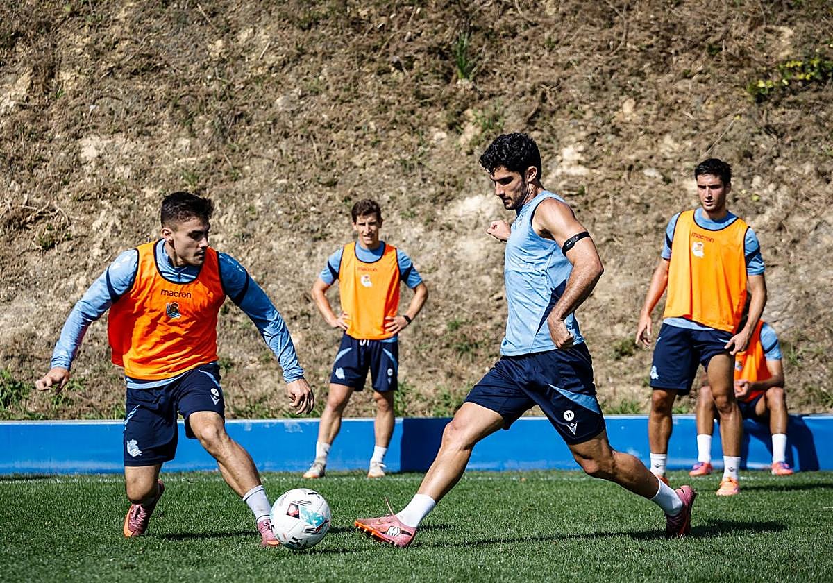 Guedes realiza un pase ante Barrene, Aihen y Gorrotxategi en el entrenamiento de este miércoles en Zubieta