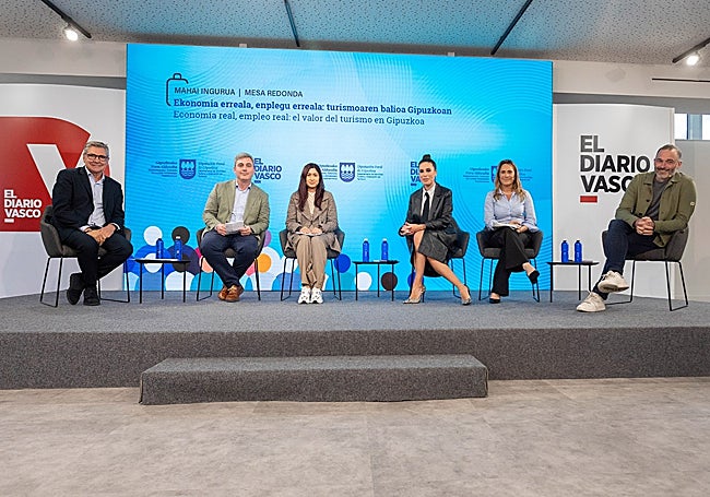 Alfonso Gurpegui, Asier Pereda, Sandra Jaramillo, Laura Chamorro, Libe Otegui y Jon Elzo, antes de comenzar la primera de las dos mesas redondas de la jornada.