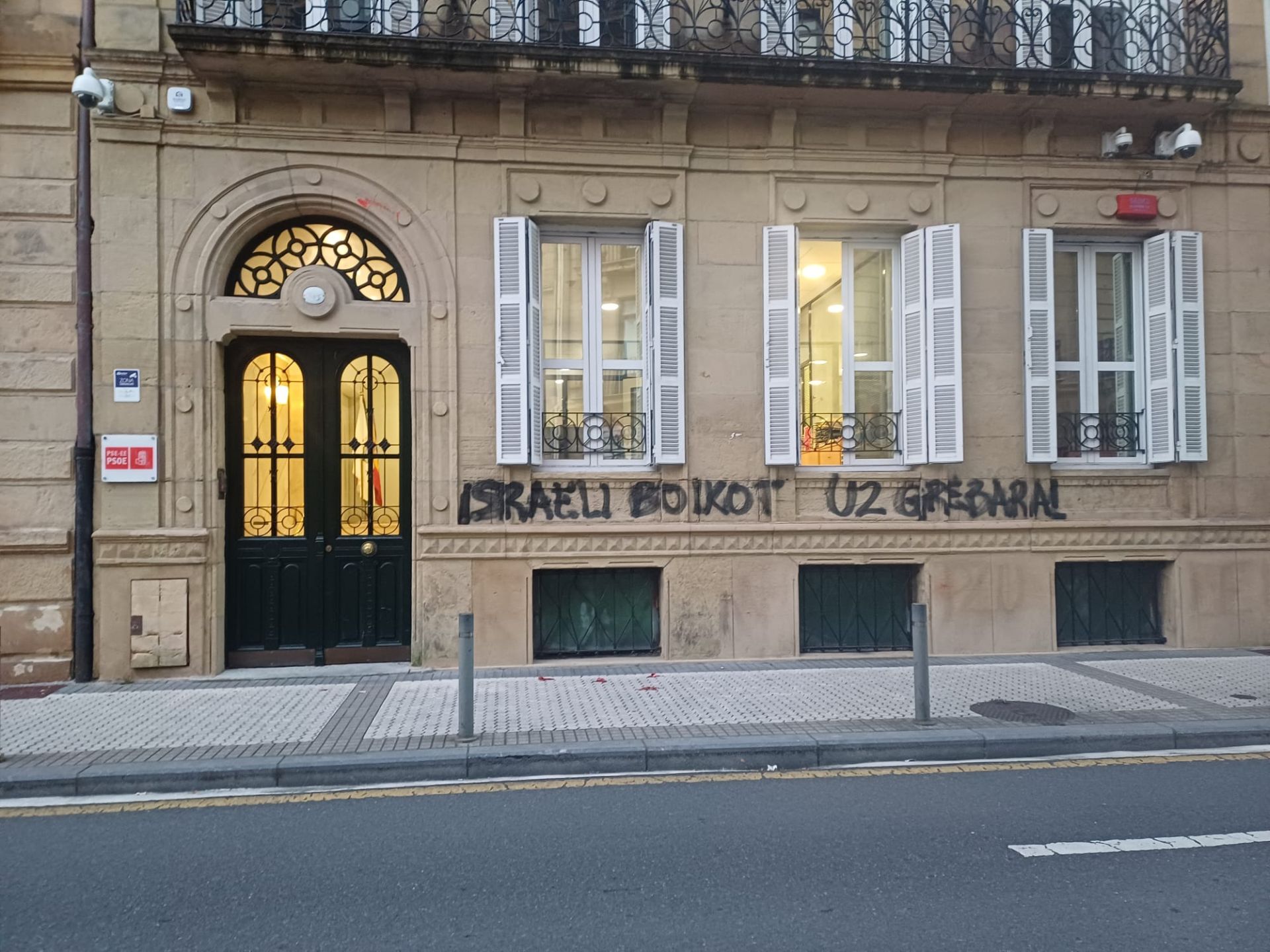 Pintada en la fachada de la sede del PSE en Donostia aparecida este miércoles.