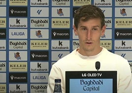 Aihen Muñoz se saca un selfie con jóvenes aficionadas en un entrenamiento a puerta abierta en Anoeta