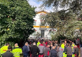 Imagen de los trabajadores de CAF concentrados hoy en Beasain.