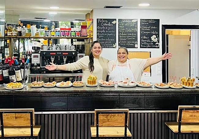 Cynthia junto a su madre dentro del bar Vizcaya.